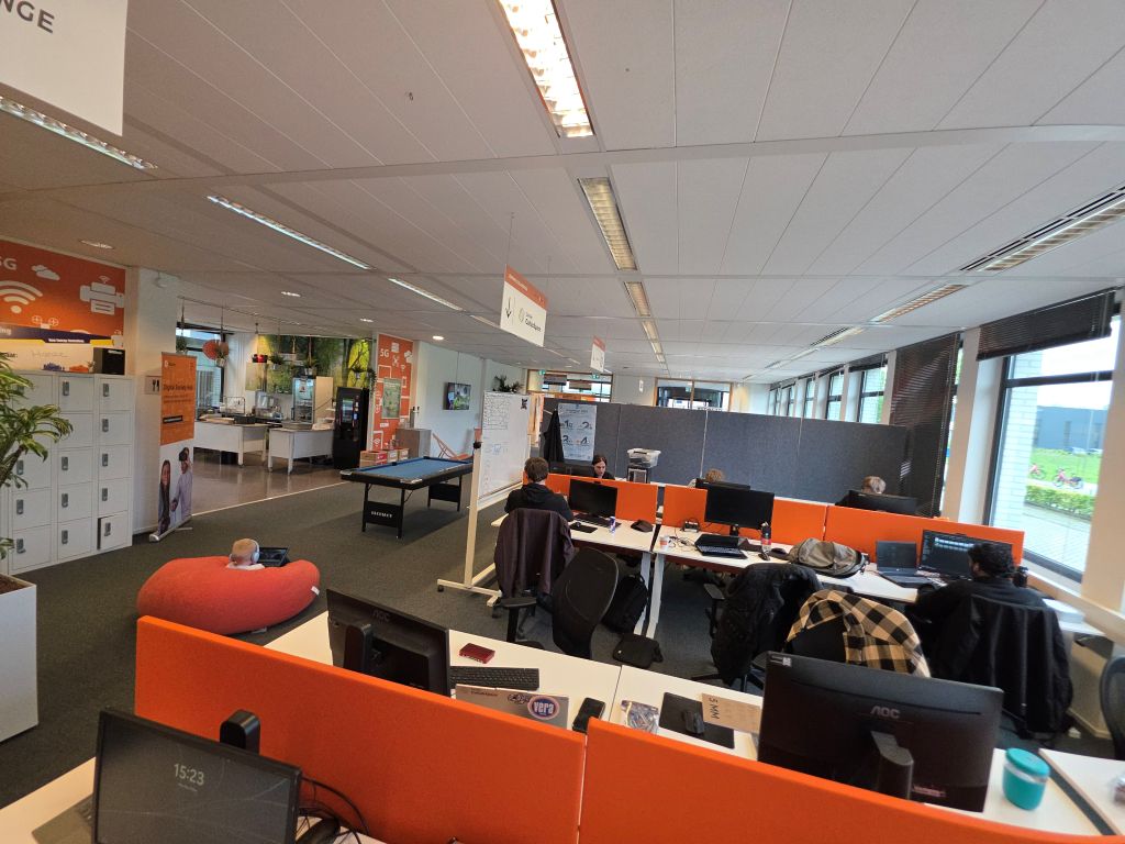 Werkplekken bij de Digital Society Hub.